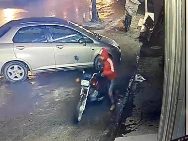 視頻監控系統記錄下的偷車畫面